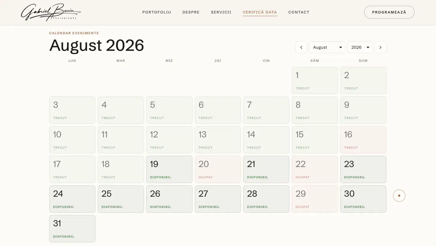 Calendarul de disponibilitate cu zile disponibile și ocupate pe luna august